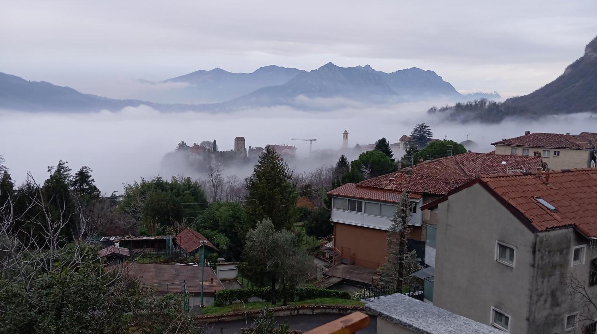 Bed and Breakfast La Dimora Dei Due Laghi Калольциокорте Экстерьер фото